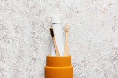 Diş macunu ve arka planda fırça tutacağı