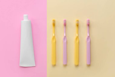 Diş macunlu tüp ve arkaplanda fırçalar