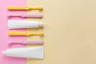 Diş macunlu tüpler ve arka planda fırçalar