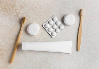 Işık arka planında diş temizliği seti