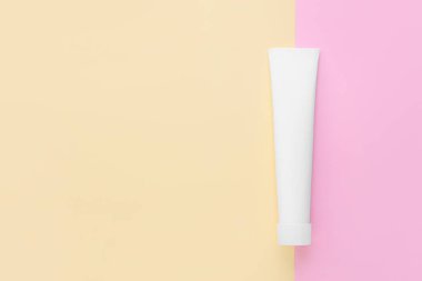 Arkaplanda diş macunu bulunan tüp