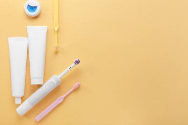 Bej arka planda diş temizliği seti