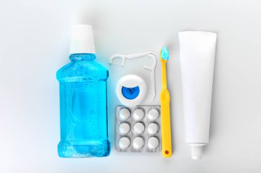 Beyaz arka planda diş temizliği seti