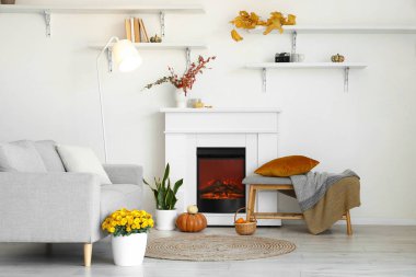 Modern şöminesi, kanepesi ve kanepesi olan ışık odasının içinde.