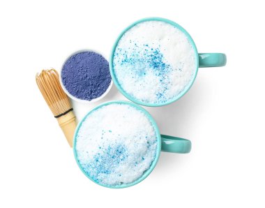 Beyaz arka planda mavi kibrit latte, toz ve chasen bardakları