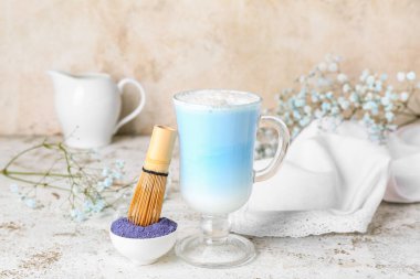 Bir bardak mavi kibrit latte, barut ve chasen açık arkaplanda.