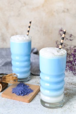 Açık arkaplanda mavi kibrit latte.