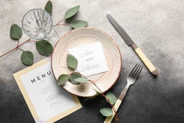 Düğün davetiyesi ve grunge arkaplanda menüsü olan güzel masa ayarları