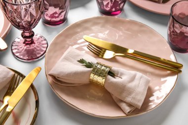 Aydınlık arkaplanda şenlikli masa ayarları, yakın plan