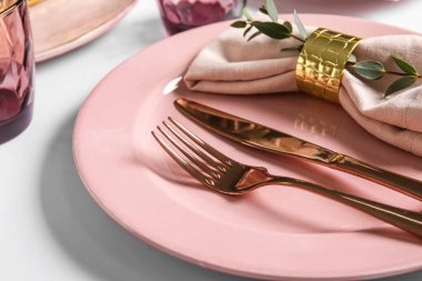 Aydınlık arkaplanda şenlikli masa ayarları, yakın plan