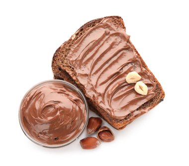 Çikolata ezmeli ekmek ve beyaz arka planda fındık.