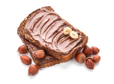 Çikolata ezmeli ekmek ve beyaz arka planda fındık.