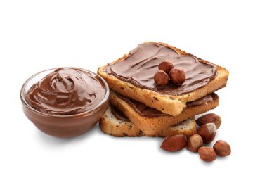 Çikolata ezmeli ekmek ve beyaz arka planda fındık.