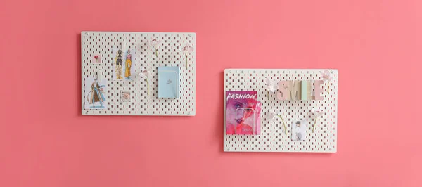 Pegboards Met Schetsen Van Kleding Stylist Fashion Magazine Opknoping Roze — Stockfoto