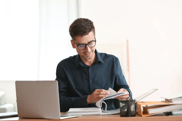 Junger Mann Mit Offenem Ordner Tisch Büro — Stockfoto