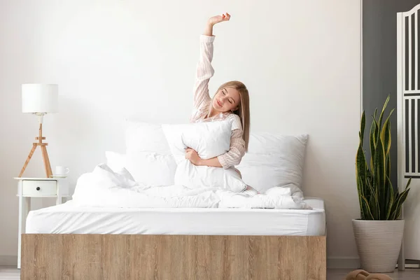 Ранок Красивої Жінки Подушкою Ліжку — стокове фото