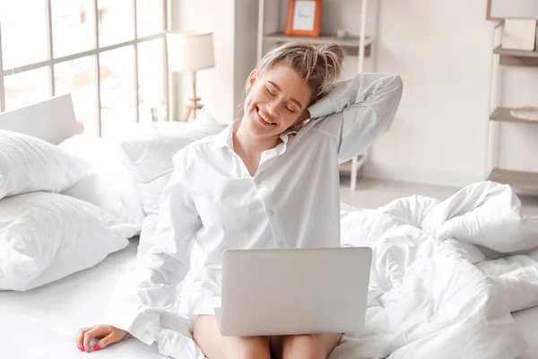Beautiful Young Woman Laptop Stretching Bed Morning — Stock Photo, Image