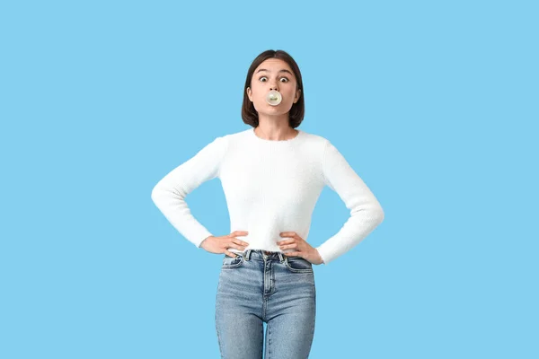 Jeune Femme Drôle Avec Gomme Mâcher Sur Fond Couleur — Photo