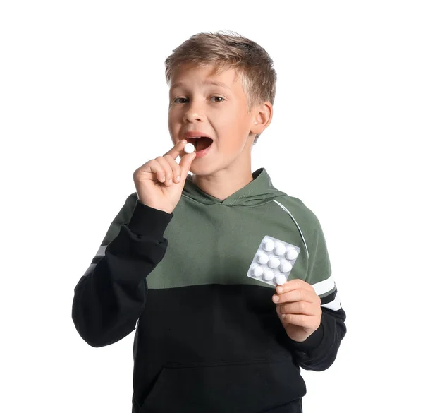 Niño Con Capucha Encías Mascar Sobre Fondo Blanco —  Fotos de Stock