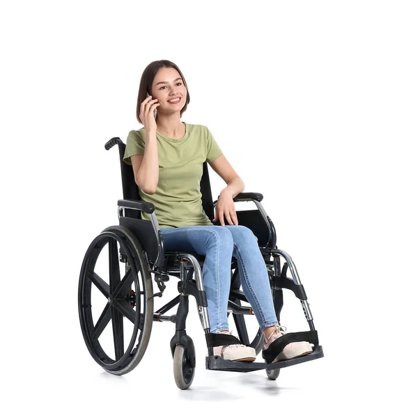 Mladá Žena Invalidním Vozíku Mluvit Telefonem Bílém Pozadí — Stock fotografie