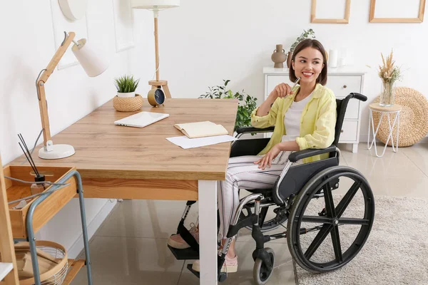 Giovane Donna Con Disabilità Fisica Casa — Foto Stock