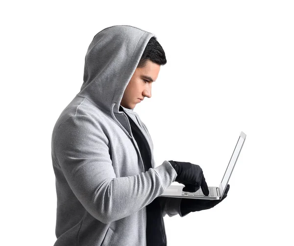 Hacker Com Laptop Fundo Branco — Fotografia de Stock