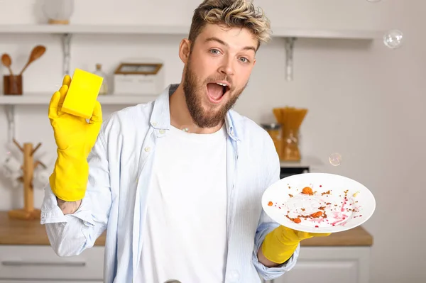 Verrast Jongeman Met Spons Vuil Bord Keuken — Stockfoto