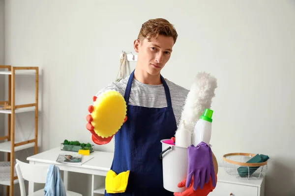 Bonito Homem Com Suprimentos Limpeza Casa — Fotografia de Stock