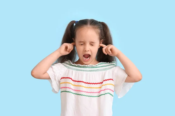 Fetiță Emoțională Cozi Ponei Care Închid Urechile Fundal Albastru — Fotografie, imagine de stoc