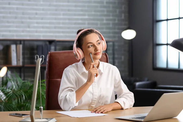 Pretty Young Woman Listening Music While Working Office — Stockfoto