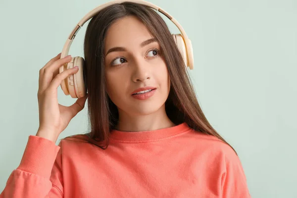 Cool Young Woman Listening Music Color Background — Stock Photo, Image