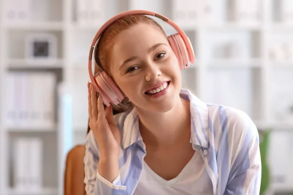 Young Woman Listening Music Office — Fotografia de Stock