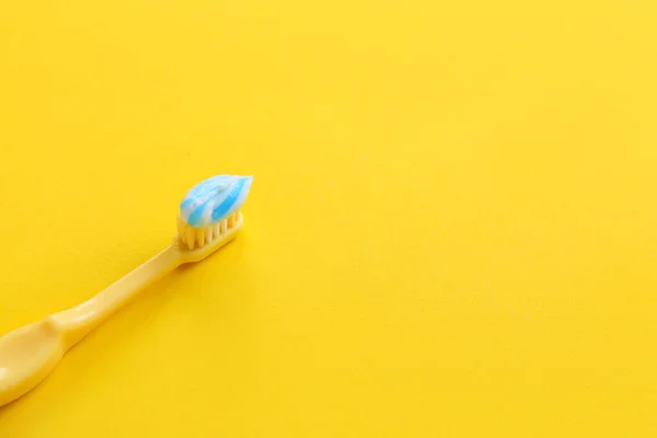 Zubní Kartáček Pastou Žlutém Pozadí — Stock fotografie
