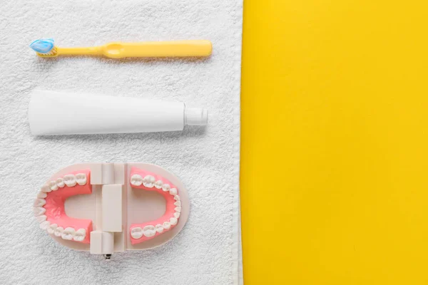 Tubo Con Pasta Dental Cepillo Modelo Mandíbula Sobre Fondo Amarillo — Foto de Stock
