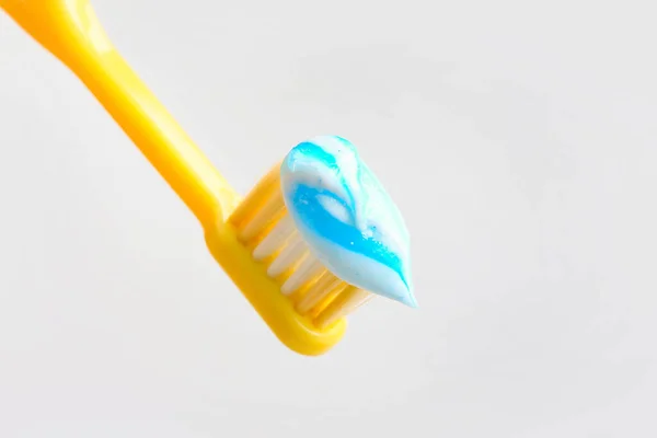 Zubní Kartáček Pastou Bílém Pozadí Detailní Záběr — Stock fotografie
