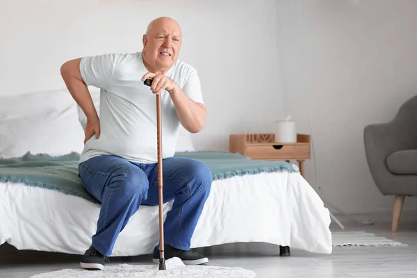 Hombre Mayor Con Bastón Que Sufre Dolor Espalda Dormitorio —  Fotos de Stock