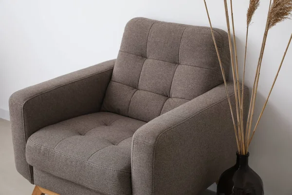 Acogedor Sillón Jarrón Con Hierba Pampas Cerca Pared Luz — Foto de Stock