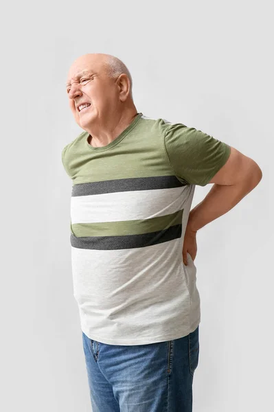 Hombre Mayor Camiseta Que Sufre Dolor Espalda Sobre Fondo Claro — Foto de Stock
