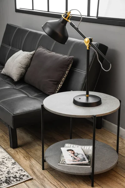 Table Basse Moderne Avec Lampe Magazines Près Canapé Dans Salon — Photo