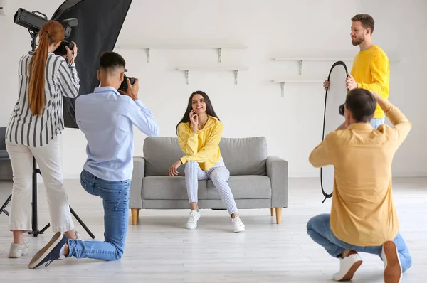Young Photographers Taking Picture Model Studio — Stock Photo, Image