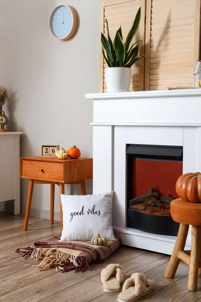 Interieur Des Wohnzimmers Mit Herbstdekor Und Kamin — Stockfoto