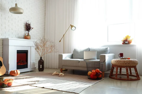 Cozy Interior Living Room Fireplace Sofa Autumn Decor — Stock Photo, Image