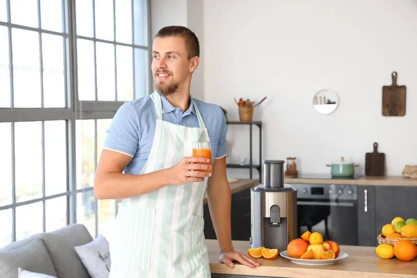 Young Man Glass Fresh Fruit Juice Modern Juicer Kitchen — Stock Photo, Image