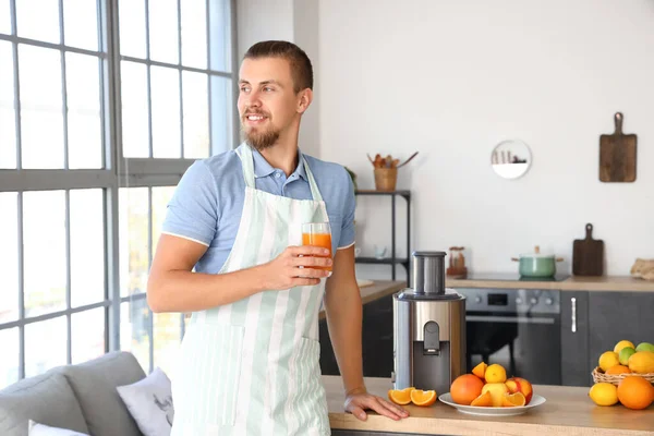 Jovem Com Copo Suco Frutas Frescas Perto Espremedor Moderno Cozinha — Fotografia de Stock