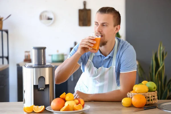 Young Man Glass Fresh Fruit Juice Modern Juicer Kitchen — Stock Photo, Image