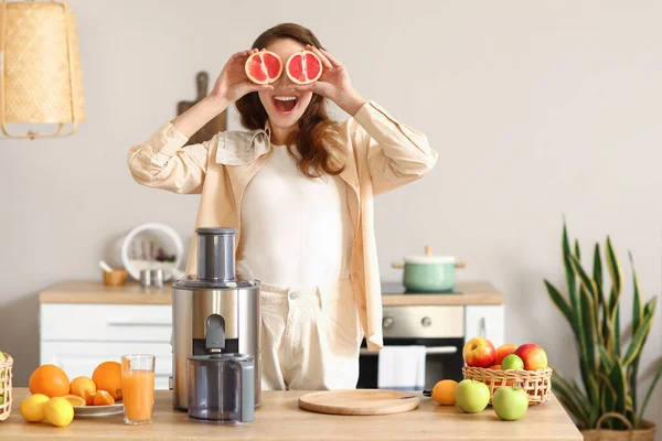 Mutfakta Sağlıklı Meyve Suyu Hazırlayan Mutlu Kadın — Stok fotoğraf