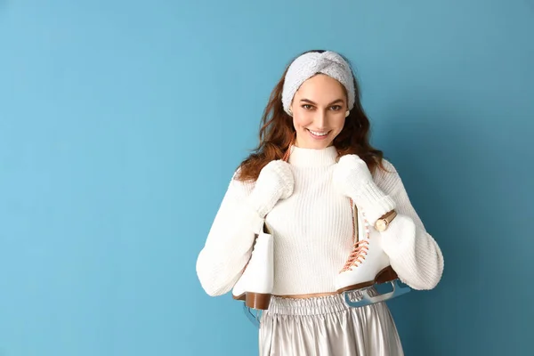 Kış Kıyafetleri Içinde Şık Genç Bir Kadın Buz Patenleriyle Renklendirilmiş — Stok fotoğraf