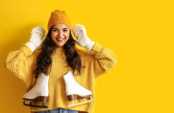 Mooie Jonge Vrouw Winter Kleding Met Schaatsen Kleur Achtergrond — Stockfoto