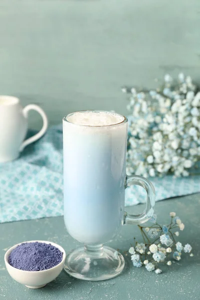 Glas Blauen Matcha Latte Puder Und Zigeunerblumen Auf Dem Tisch — Stockfoto