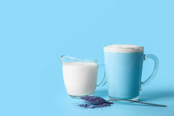 Xícara Saboroso Azul Matcha Latte Leite Fundo Cor — Fotografia de Stock